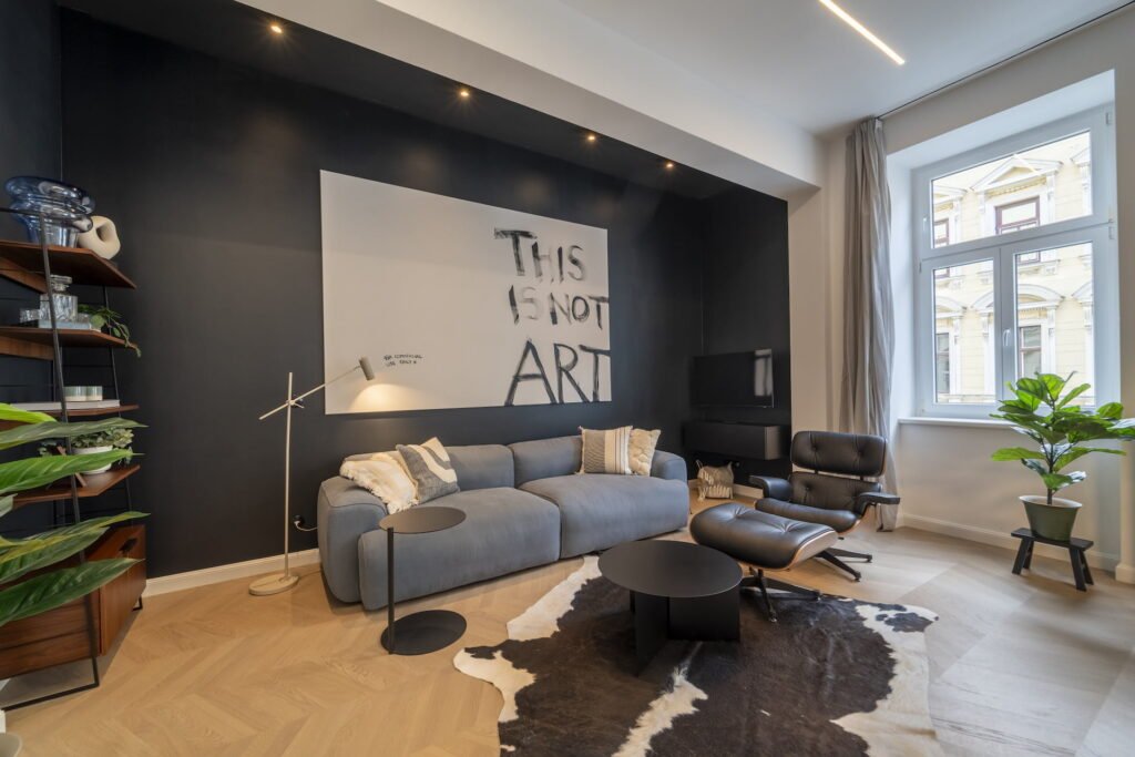 Wohnzimmer mit dunkler Akzentwand