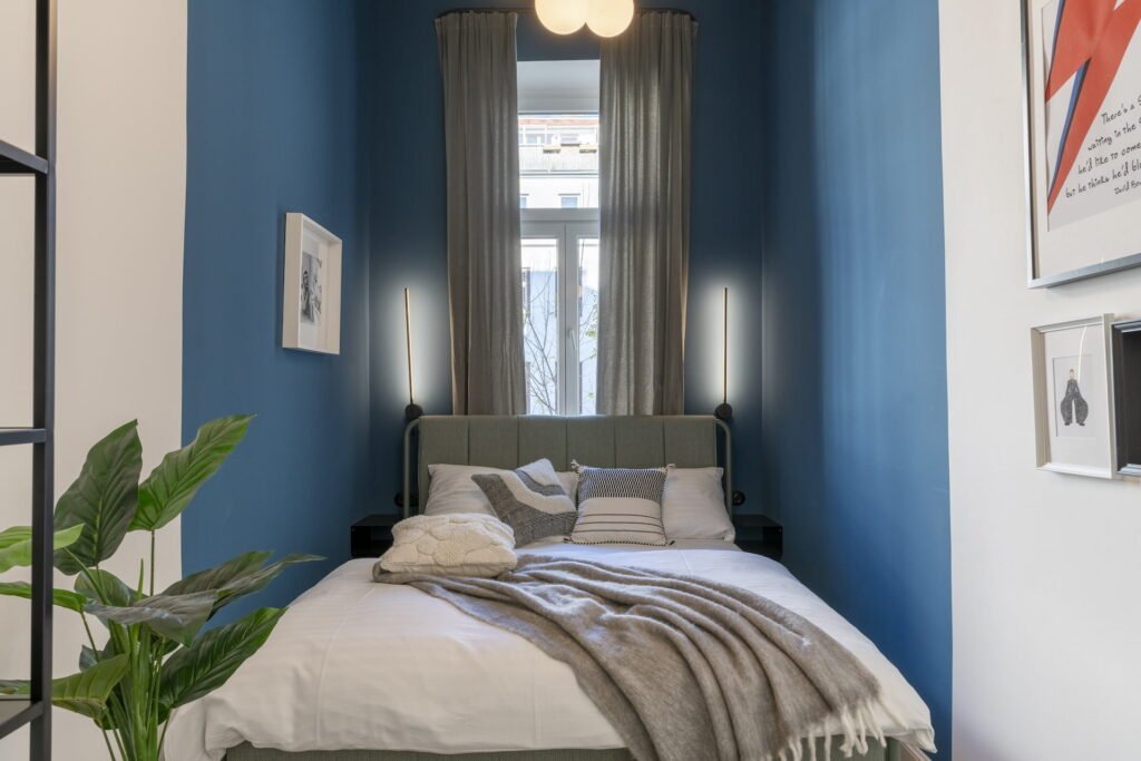 Schlafzimmer mit blauer Wandgestaltung