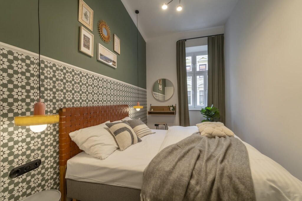 Schlafzimmer mit gemusterten Wandfliesen