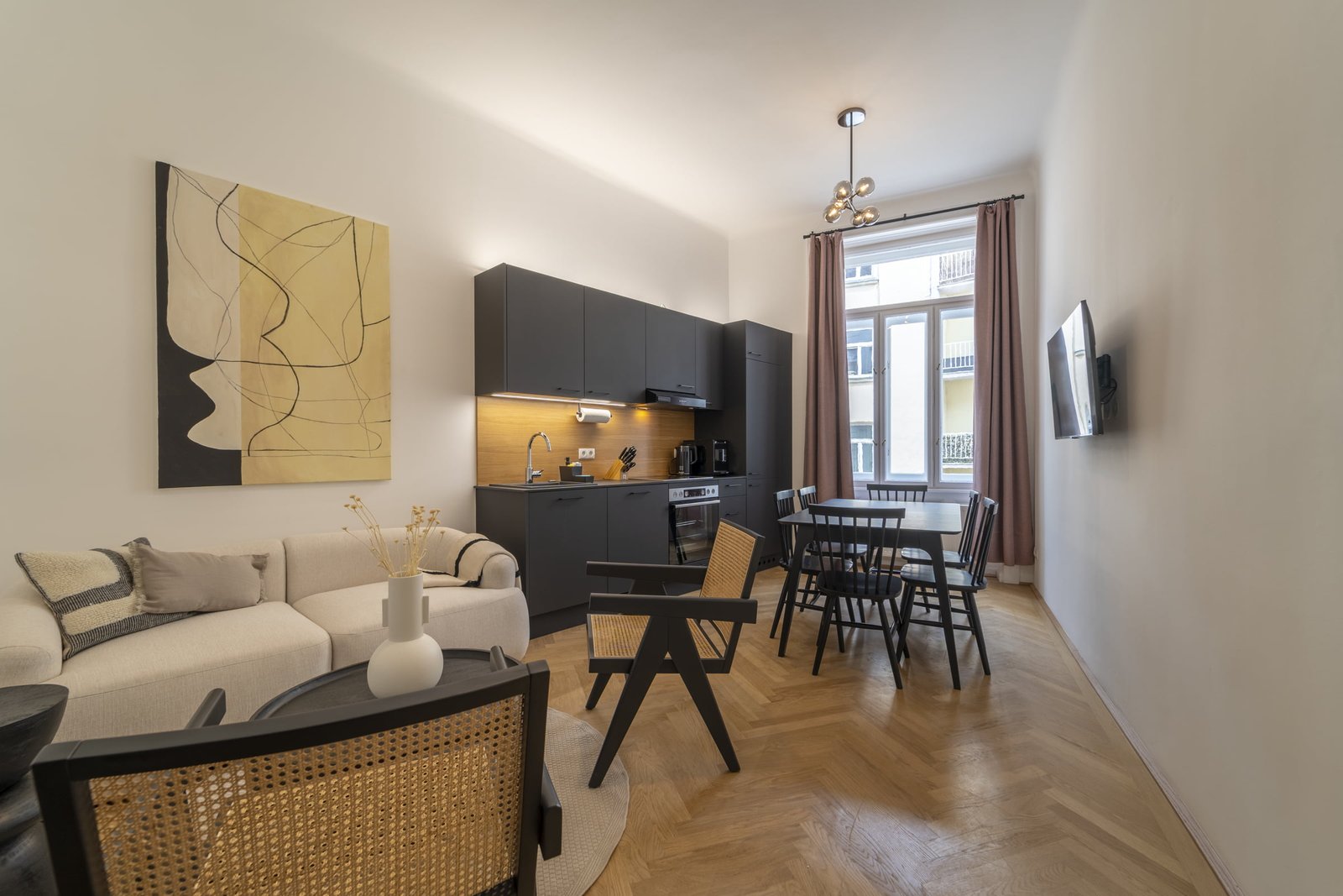 Sanierte Wohnung in der Hirschengasse – Wohnküche mit Essbereich