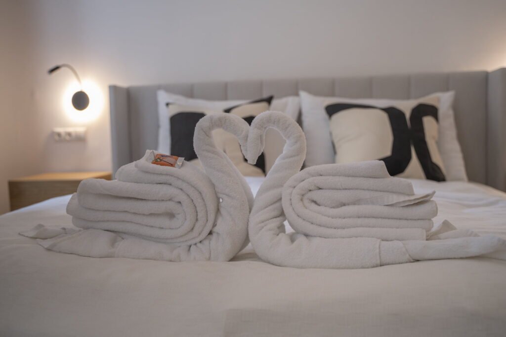 Schlafzimmer mit gepolstertem Bett