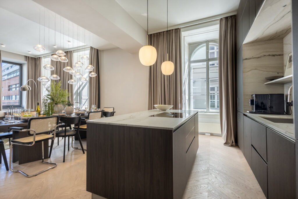 Offene Küche und Essbereich in der Siebensterngasse