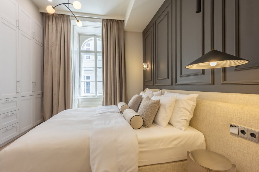 Offener Wohn- und Schlafbereich des Apartments