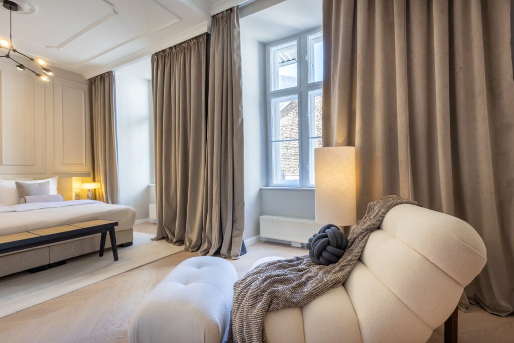 Schlafzimmer mit warmer Beleuchtung