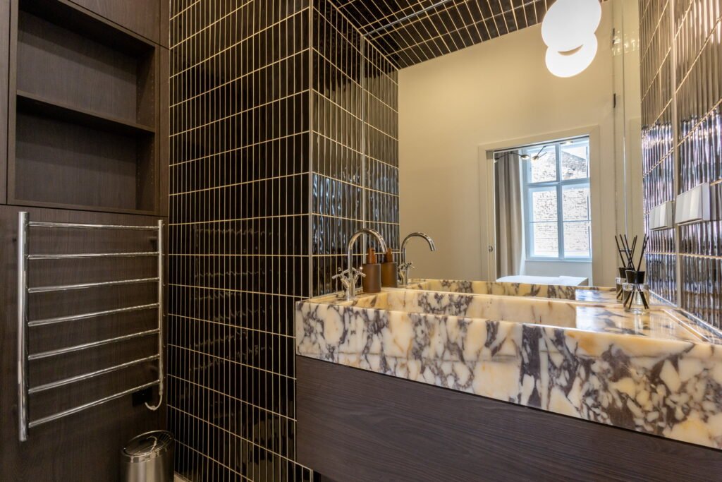 Badezimmer mit Doppelwaschtisch und Naturstein