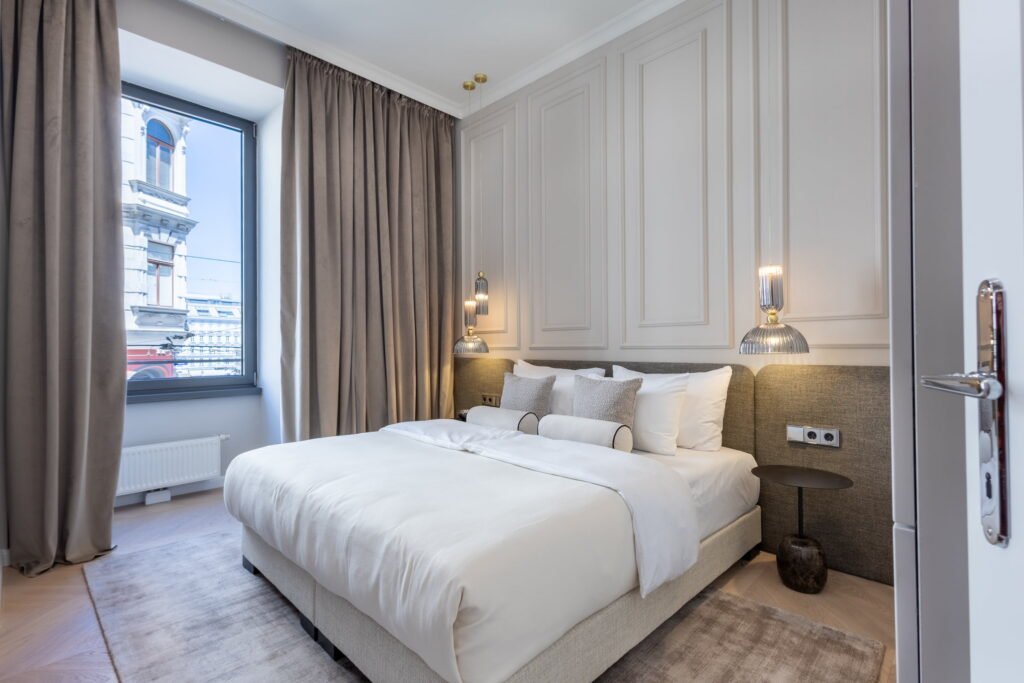 Schlafzimmer mit zwei Betten und Einbauschränken