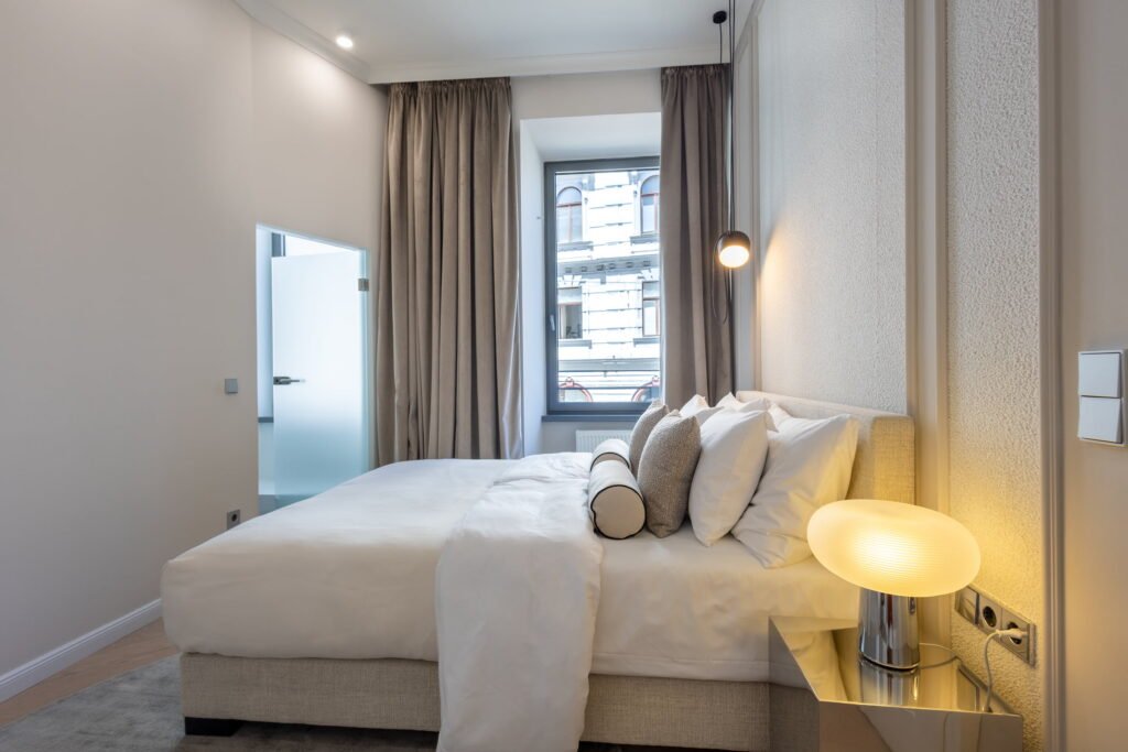 Helles Schlafzimmer mit maßgefertigten Schränken