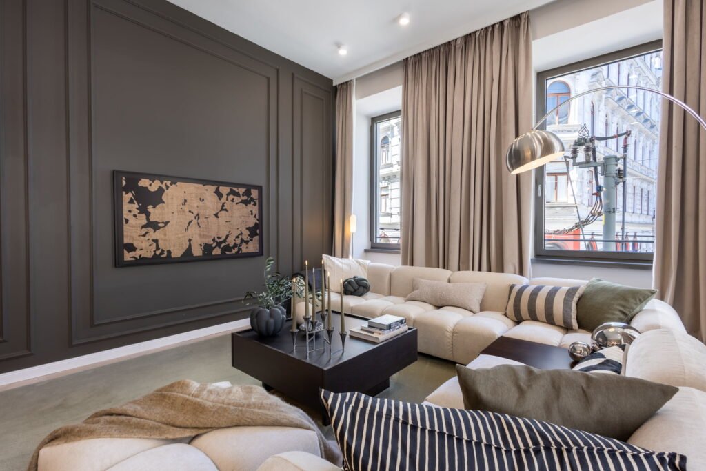 Wohnzimmer mit großen Fenstern und Wandgestaltung